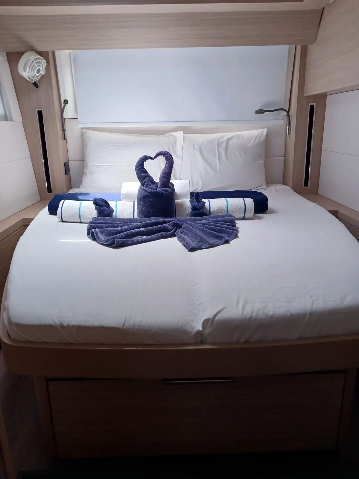 A guest cabin aboard Sapphire Seas