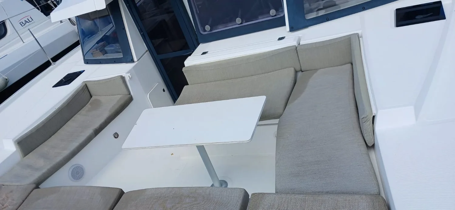 The solid foredeck terrace and forward cockpit of Uncharted