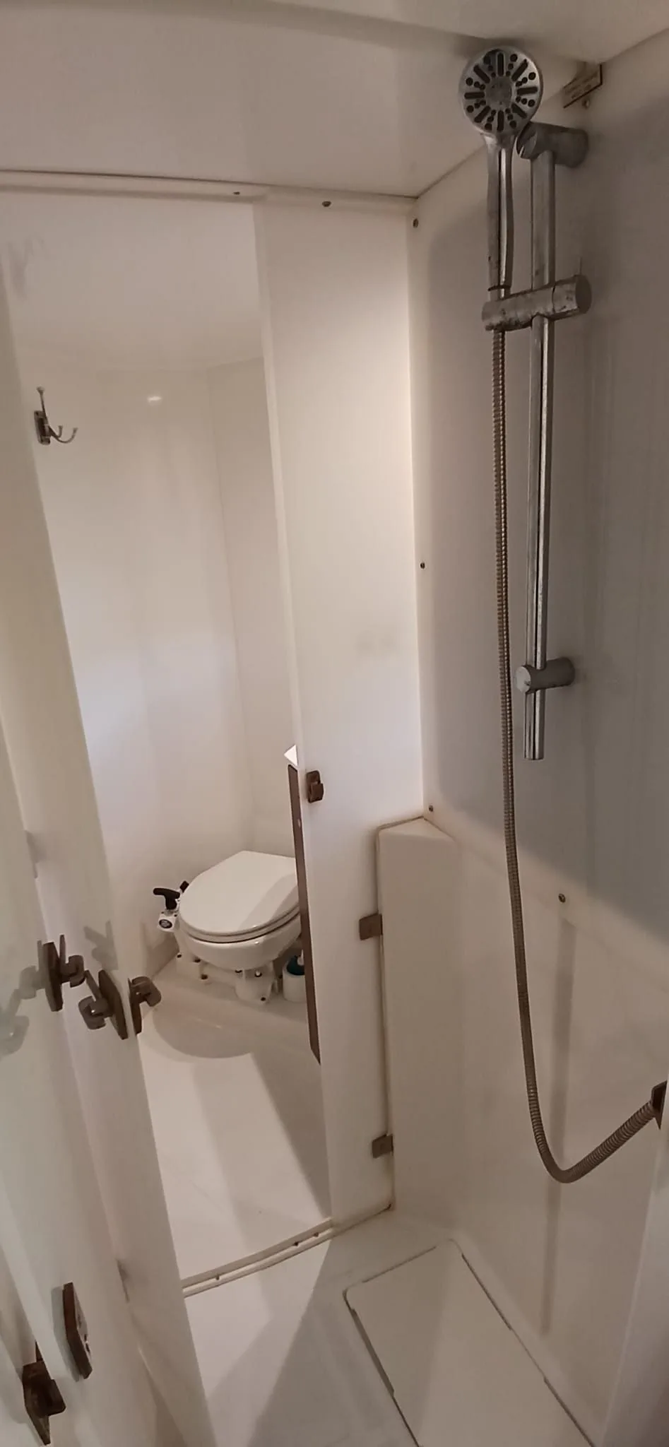An en-suite head aboard Uncharted with separate shower
